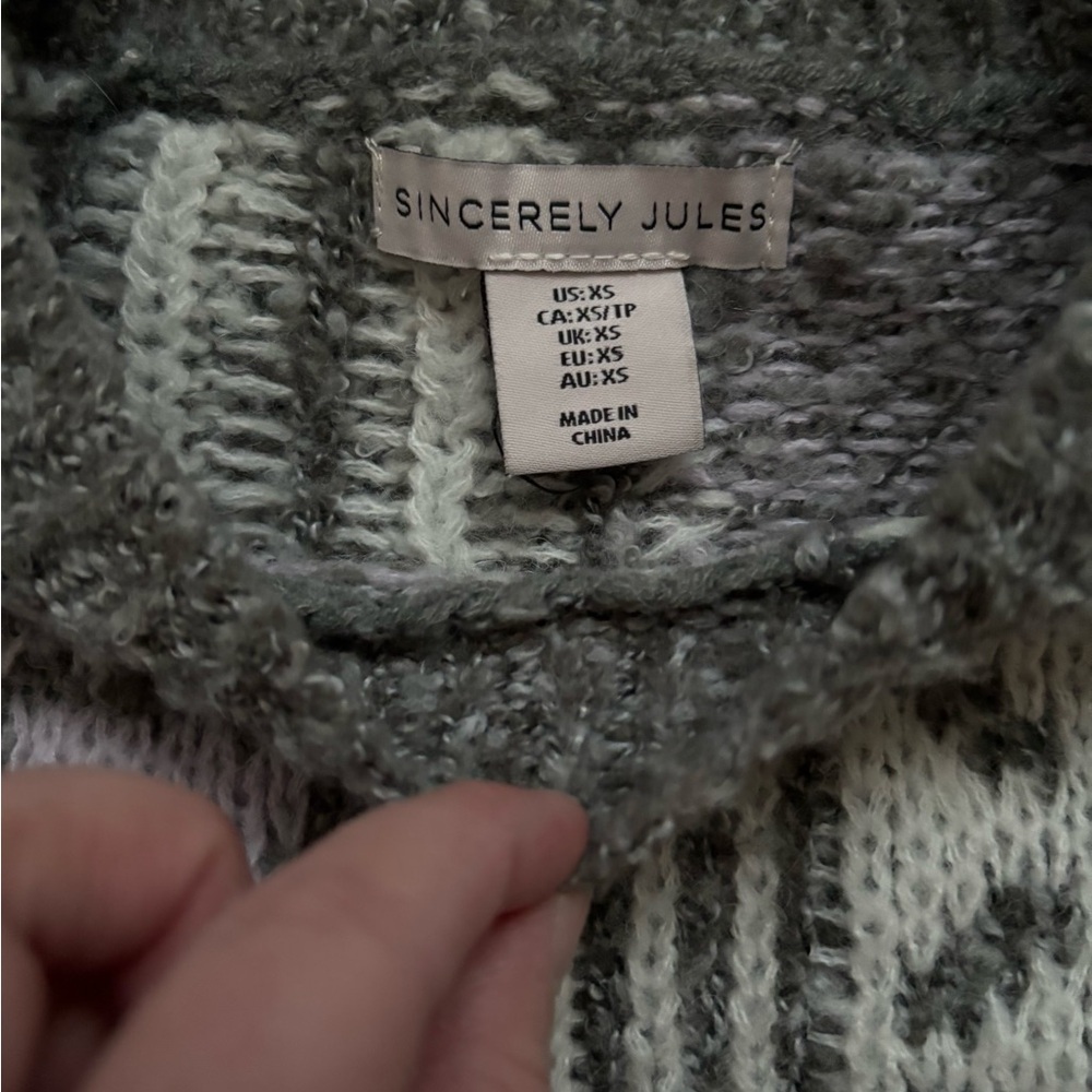 Sincerely Jules Gray, Lavender and White Geometric Cropped Sweater - Picture 3 of 4